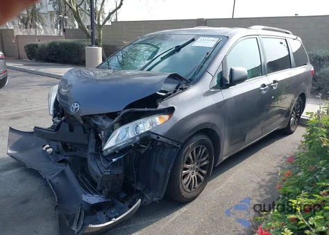 2015 Toyota Sienna Xle Premium 8 Passenger z USA, uszkodzony, nr VIN 5TDYK3DC2FS655785